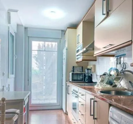 Familiar Bajo Con Jardin En Lägenhet Gibaja