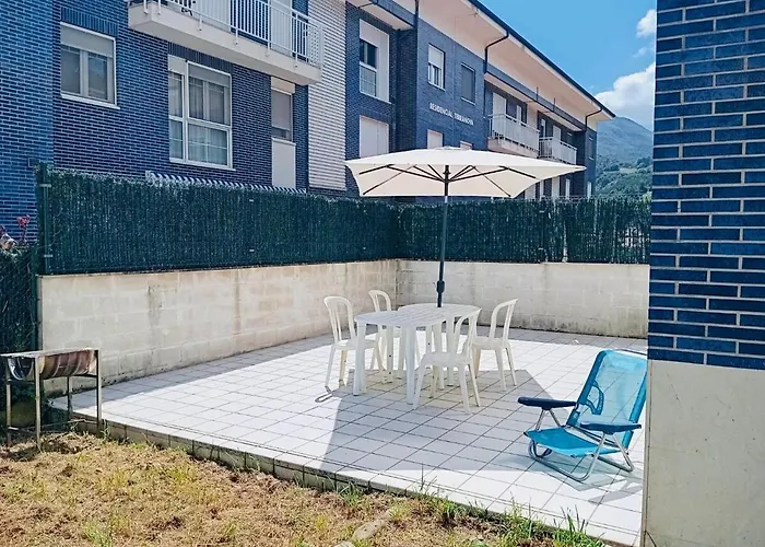 Familiar Bajo Con Jardin En